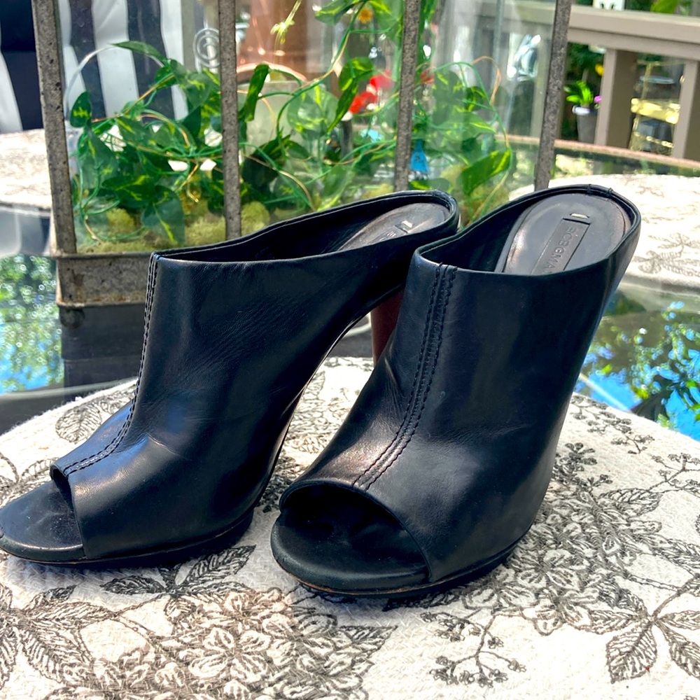 BCBGMAXAZRIA Black Leather Open-Toe Mule Slide